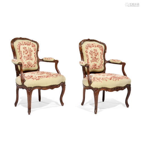 PAIRE DE FAUTEUILS EN CABRIOLET, ESTAMPILLÉS DE PHILIPPE-JOSEPH PLUVINET, ÉPOQUE LOUIS XV