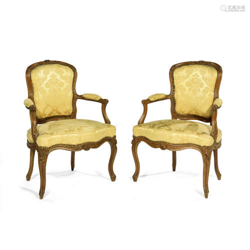 Paire de fauteuils en cabriolet, estampillés de NICOLAS HEURTAUT (1720-1771), ÉPOQUE LOUIS XV