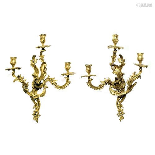 RARE ET GRANDE PAIRE D'APPLIQUES À TROIS BRAS DE LUMIÈRE EN BRONZE DORÉ, D'APRÈS UN MODÈLE DE JEAN-JACQUES CAFFIERI (1725-1792), ÉPOQUE LOUIS XV