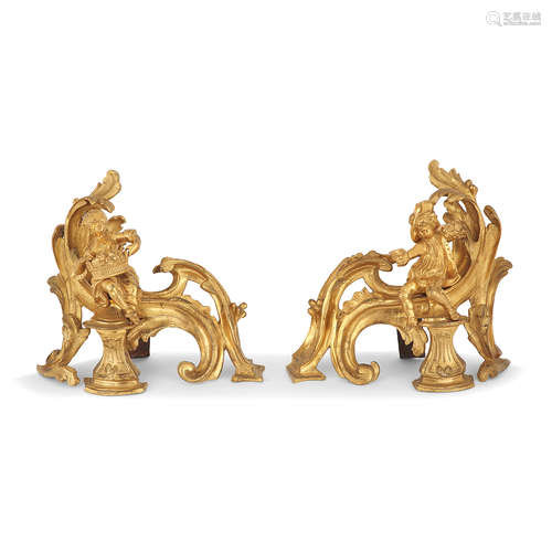 PAIRE DE CHENETS EN BRONZE DORÉ, STYLE LOUIS XV, XIXeSIÈCLE