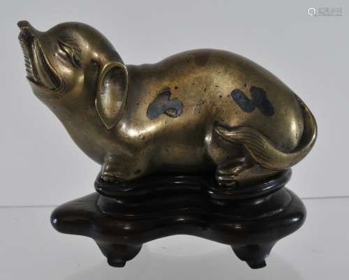 Bronze paperweight. China. 19th century. Elephant with inlays of silver and copper. 4