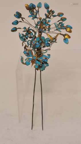 Hair ornament. China. 19th century. Floral decoration. Gilt metal with King fisher feathers and faux pearls. 8-1/2