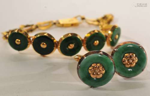 Lot of jewelry. China. 20th century. High carat gold set with jadeite. To include: a pair of cufflinks and a bracelet.