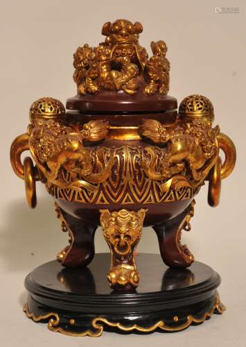 Carved wooden censer. China. 20th century. Surface carved with foo dogs and brocade spheres. Surface with black and red lacquer and gilt. 15