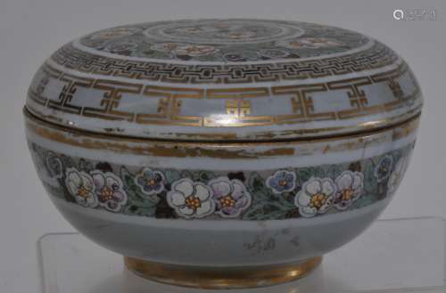 Porcelain box. China. 19th century. Round form. Enameled decoration of bands of flowers and gilding. 6