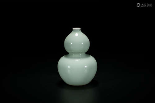 Qianlong Celadon-Glazed Gourd-Shaped Vase