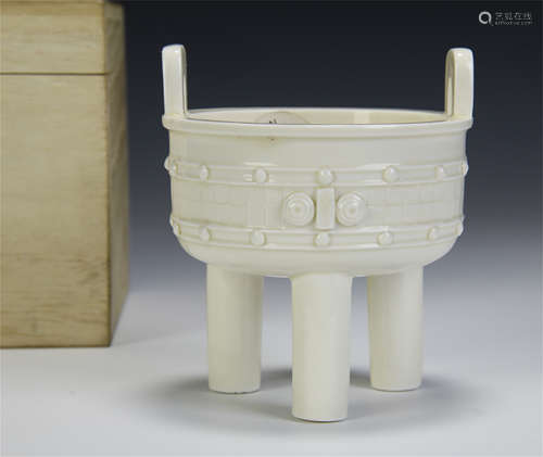 CHINESE PORCELAIN BLANC DE CHINE TRIPLE FEET CENSER