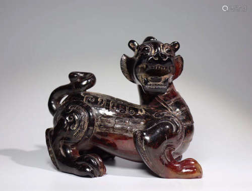 A JADE CARVED BEAST SHAPED PENDANT