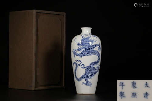 A KANGXI MARK BLUE&WHITE PORCELAIN VASE PAINTED DRAGON PATTERN