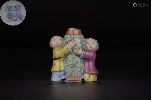 A QIANLONG MARK FAMILLE ROSE PORCELAIN SNUFF BOTTLE