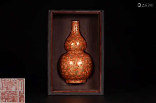 A QIANLONG MARK RED FAMILLE GLAZE GOURD VASE