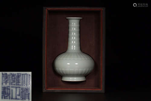 A YONGZHENG MARK WHITE GLAZE VASE WITH BOX