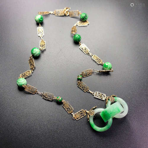 A SHORT JADEITE NECKLACE WITH GILT SILVER