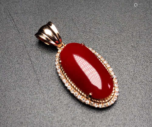 AN AKA RED CORAL PENDANT WITH 18K GOLD