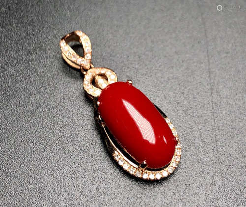 AN AKA RED CORAL PENDANT WITH 18K GOLD