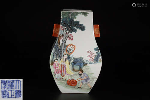 A YONGZHENG MARK FAMILLE ROSE FIGURE PATTERN PORCELAIN EAR VASE