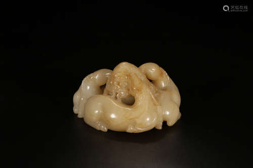 A HETIAN JADE ORNAMENT SHAPED THREE-GOATS