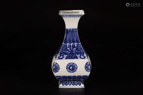 A BLUE&WHITE PORCELAIN SQUARE VASE WITH BEAST PATTERN