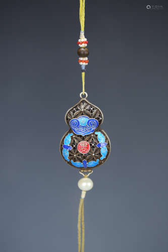 A BLUE AND GOURD-SHAPED SILVER PENDANT