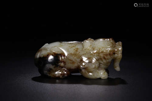 A HETIAN JADE SHAPED BEAST ORNAMENT