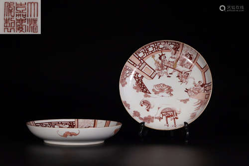 A PAIR OF JIAQING MARK RED FIGURE PATTERN PORCELAIN PLATES