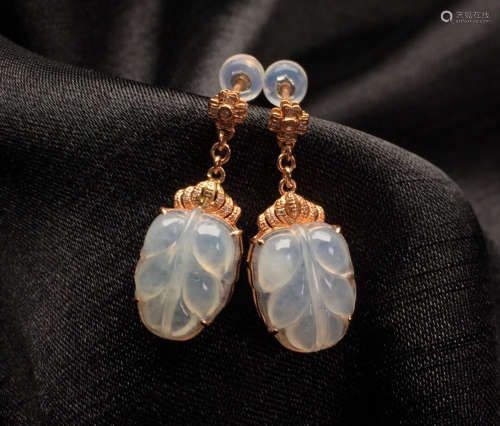 A PAIR OF JADEITE EARRINGS WITH 18K GOLD AND DIAMOND