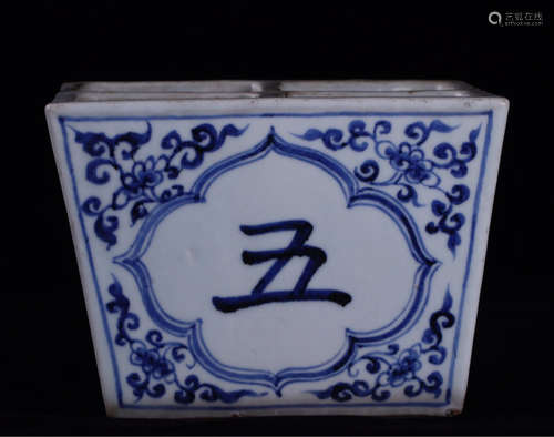 A BLUE AND WHITE GLAZE JAR