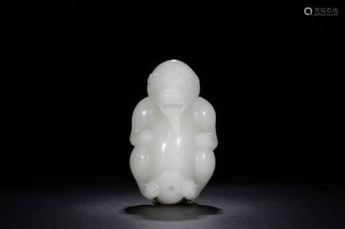 A HETIAN JADE SHAPED BEAST ORNAMENT