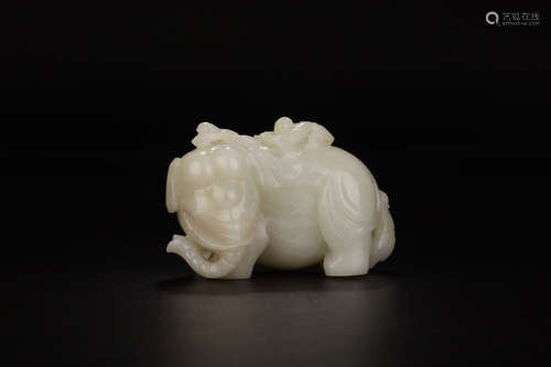 A HETIAN JADE SHAPED ELEPHANT ORNAMENT