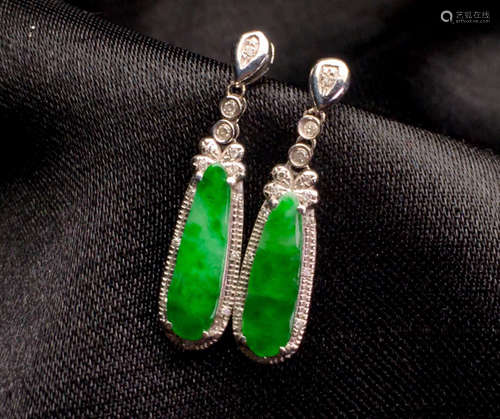 A PAIR OF JADEITE STUD EARRINGS WITH 18K GOLD&DIAMOND