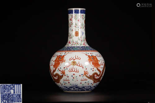 A QIANLONG MARK FAMILLE ROSE PORCELAIN PAINTED DRAGON PATTERN VASE