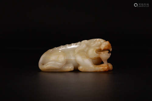 A HETIAN JADE SHAPED BEAST ORNAMENT