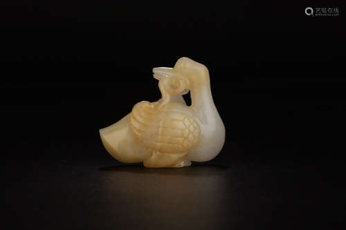 A HETIAN JADE SHAPED DUCK ORNAMENT