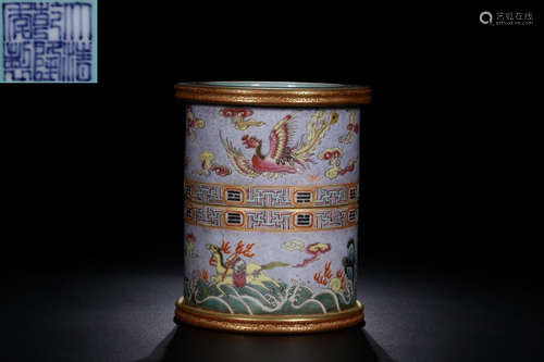 A QIANLONG MARK FAMILLE ROSE PORCELAIN PEN HOLDER