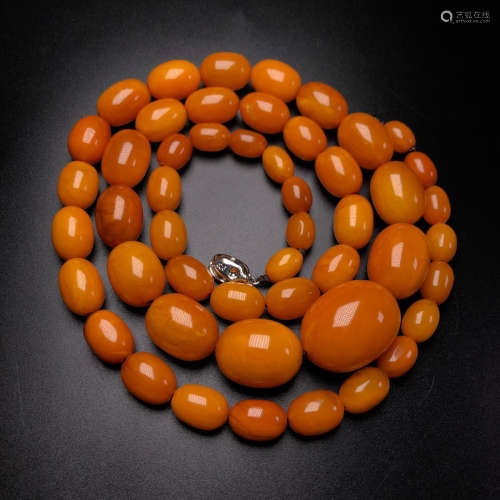 AN AMBER LONG NECKLACE WITH CLEAR COLOR