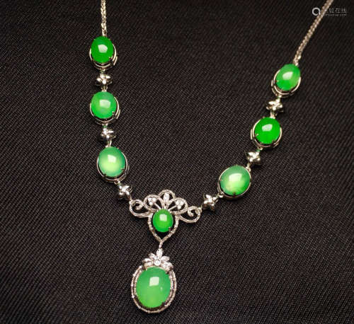 A PIGEON EGG JADEITE NECKLACE WITH 18K GOLD