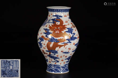 A QIANLONG MARK FAMILLE ROSE PORCELAIN VASE PAINTED DRAGON PATTERN