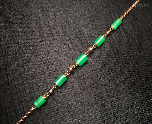 A JADEITE BRACELET WITH 18K GOLD