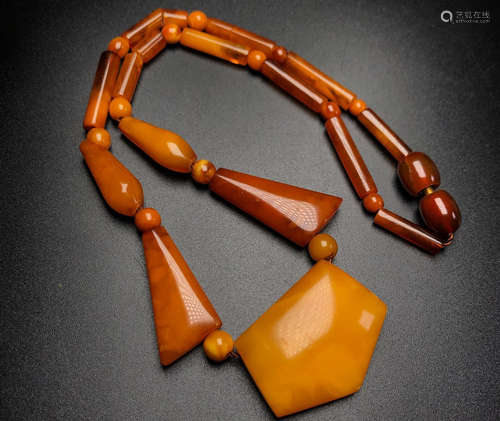 AM AMBER NECKLACE SHAPED BONE