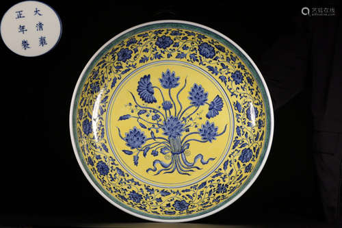 A YONGZHENG MARK YELLOW GLAZE WITH BLUE FLORAL PATTERN PLATE