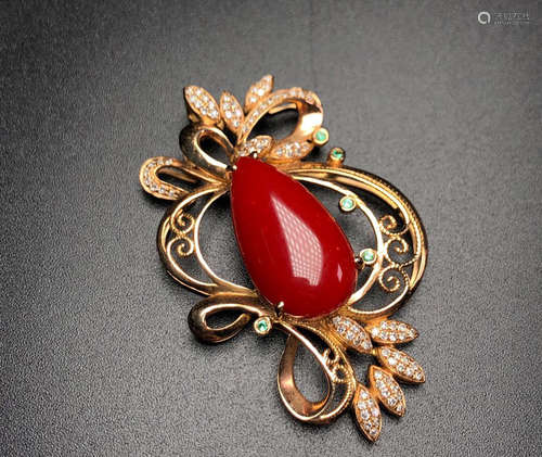 AN AKA RED CORAL PENDANT WITH 18K GOLD