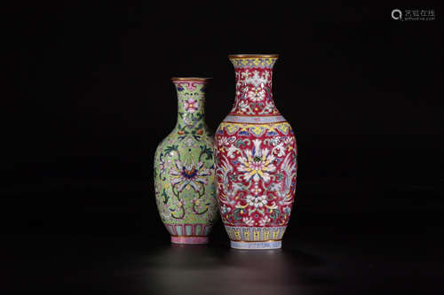 A PAIR OF FAMILLE ROSE PORCELAIN VASES WITH QIANLONG MARKING