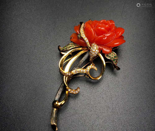 AN AKA RED CORAL WITH 18K GOLD BROOCH
