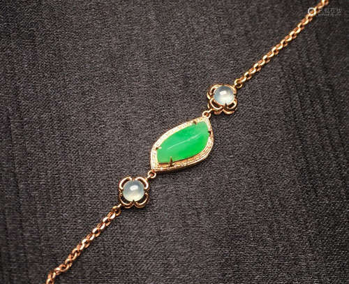 A JADEITE BRACELET WITH 18K GOLD