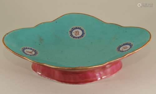 Porcelain serving dish. China. Tung Chih mark (1861-1874) and of the period. Foliated oval form. Exterior with a magenta glaze. Interior with a hall name in four characters on a turquoise ground. 10
