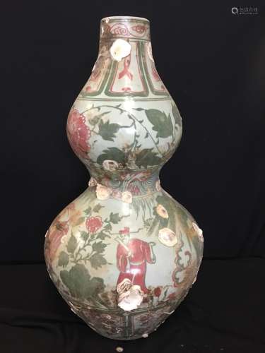A Green and Red Glaze Porcelain Vase