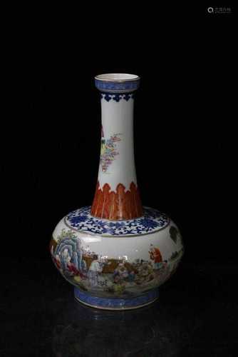 An Exquisite Famille Rose Porcelain Vase