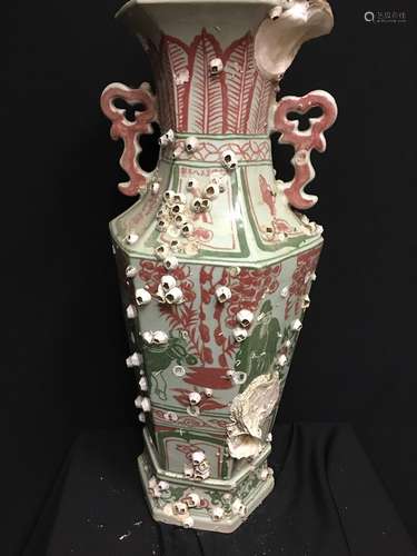 A Green and Red Glaze Porcelain Vase