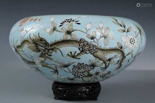 A Famille Rose Porcelain Pot