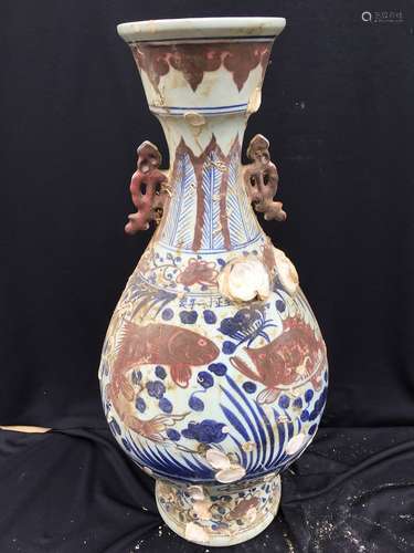 An Underglaze Blue and Copper Red Porcelain Vase